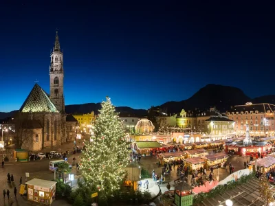 mercatini_natale_notturna_piazza_walther_bolzano_azienda_di_soggiorno_turismo_bolzano_SueD-desktop-webp